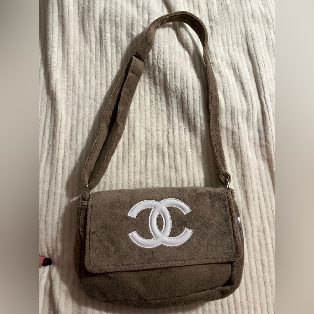 Chanel precision VIP GWP Terry cloth
Brown w/White logo crossbody
Shoulder Bag - Picture 4 of 9